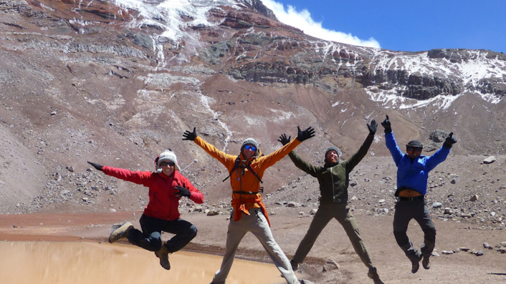 Eine Gruppe h�pft vor dem Chimborazo Vulkan. ()